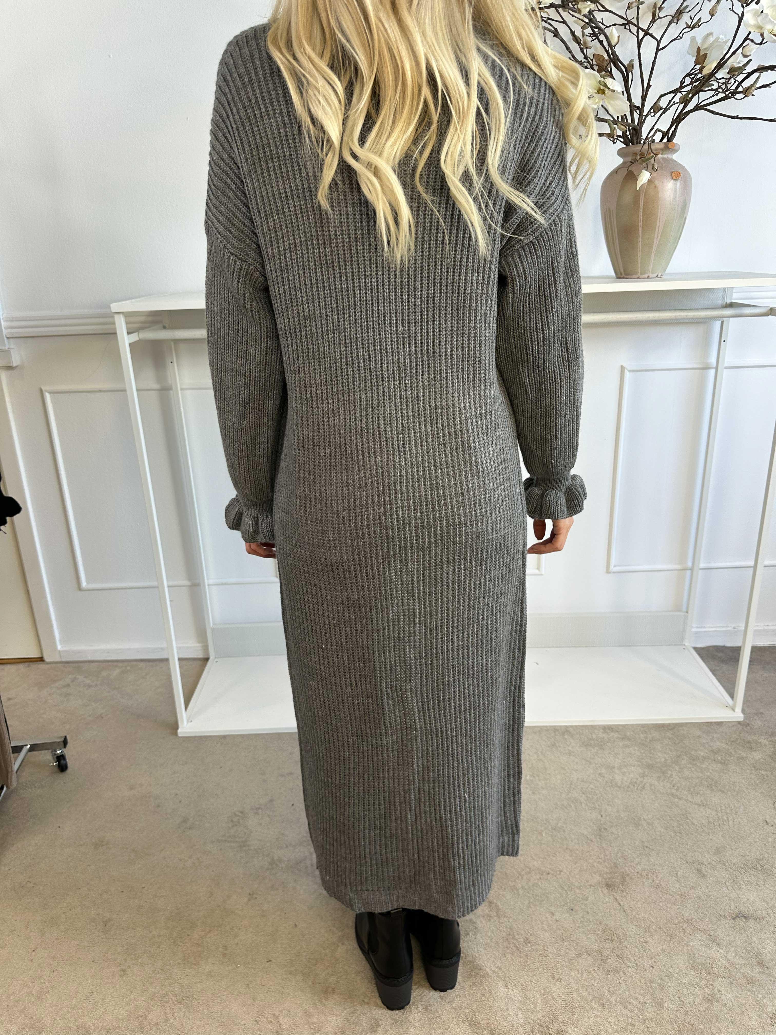 Catalina - Lang strikcardigan med sløjfer og flæsekant